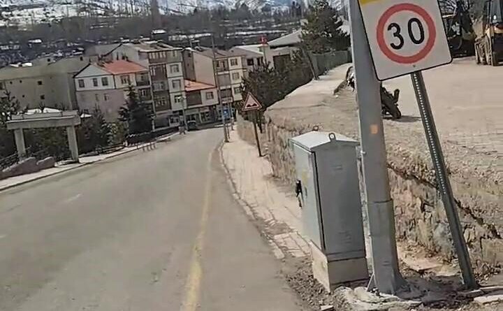 Erzurum İspir'de Rüzgara Dayanamayan Çatı Sacları Tehlike Oluşturdu 1