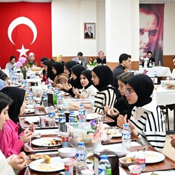 Erzurum Valisi Çiftçi, Emel Çatal Anadolu Lisesi öğrencilerine iftar programında katıldılar-2