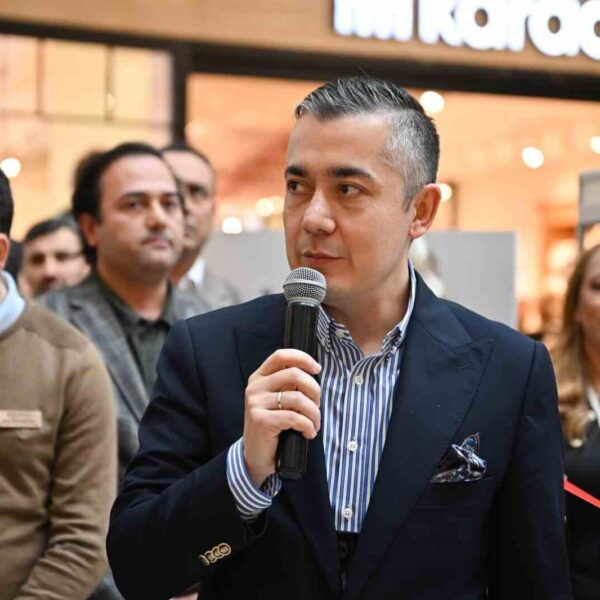 Esenyurt Belediye Başkan Vekili Can Aksoy, sergideki el emeği ürünlerini inceliyor.-2
