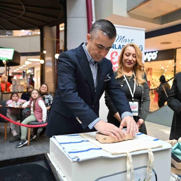 Esenyurt Belediye Başkan Vekili Can Aksoy, sergideki el emeği ürünlerini inceliyor.-4