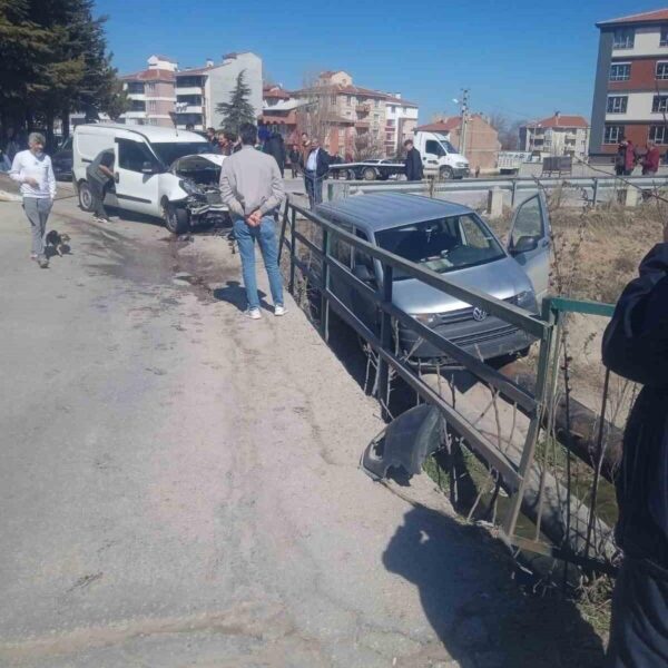 Eskişehir'de kaza sonucu araç kanalda-2