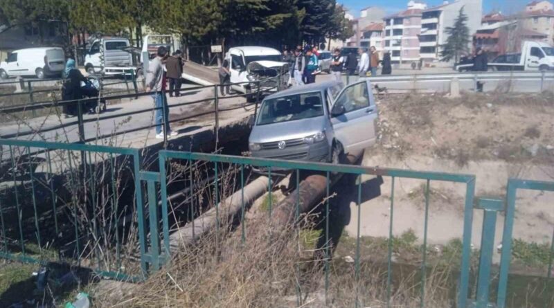 Eskişehir'de Trafik Kazasında Araç Borular Üzerinde Asılı Kaldı 7