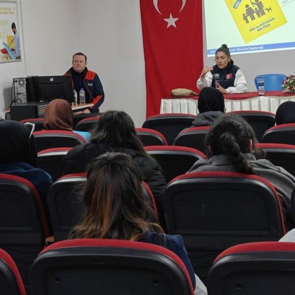 Eskişehir Kız Öğrenci Yurdu öğrencileri afet ve yangın eğitimi alıyor.