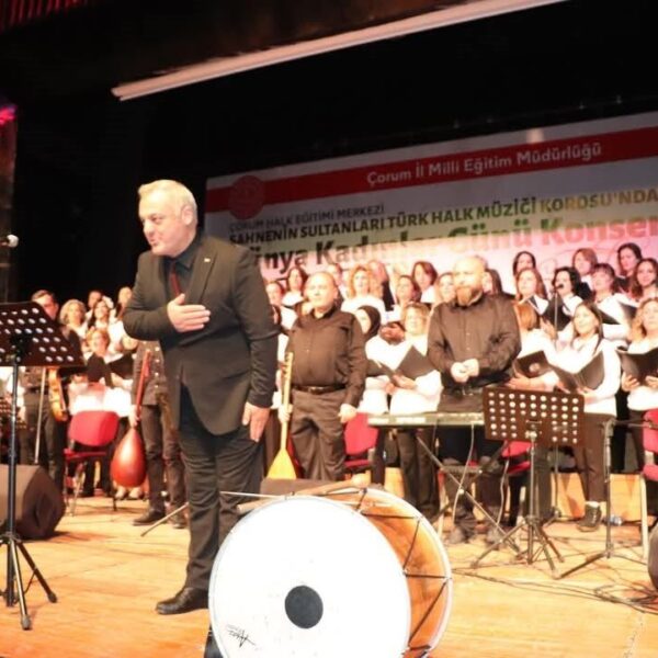Ev hanımlarından oluşan koro sahnede-1