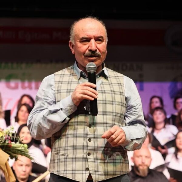 Ev hanımlarından oluşan koro sahnede-4