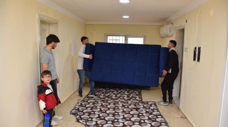 Evi yanan itfaiye personeline Başkan Zencirci’den eşya desteği 1