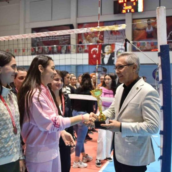 Evinin Sultanları Voleybol Turnuvası'nda dereceye giren takımlar-1