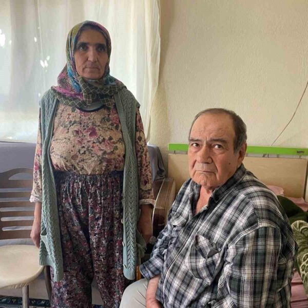 Felçli eşine bakmakla görevli Zehra Ekşili ile eşi Salih Ekşili-2