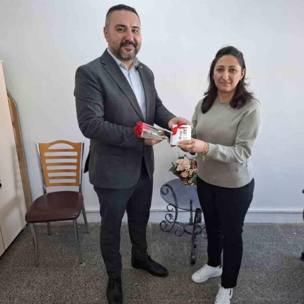 FHGC Başkanı Serkan Gürtürk kadın gazetecilerle birlikte-3