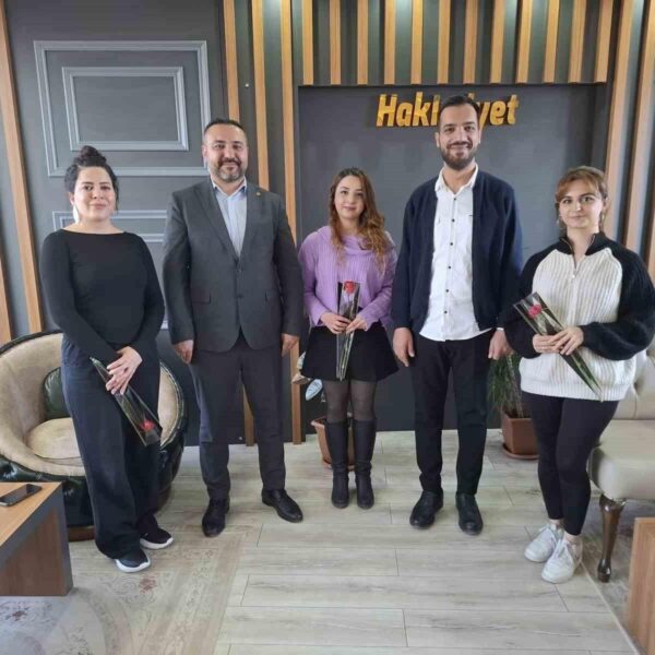 FHGC Başkanı Serkan Gürtürk karanfil takdim ediyor-2
