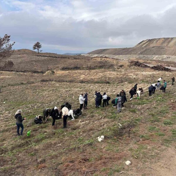 Fidan dikme etkinliğinde öğrenciler çevre bilincini artırıyor.-2