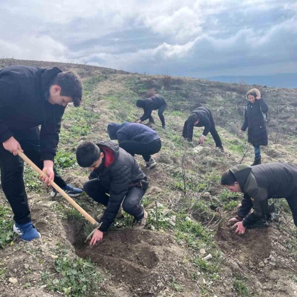 Fidan dikme etkinliğinde öğrenciler çevre bilincini artırıyor.-4