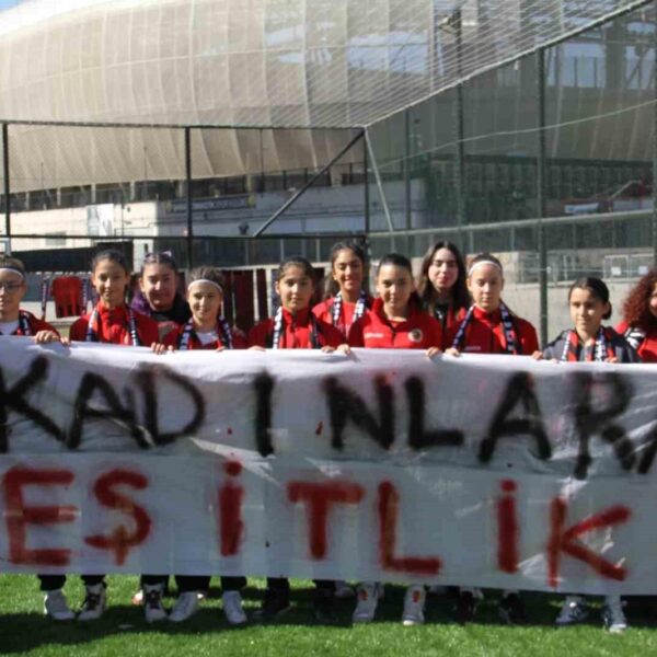 Gençlerbirliği kız takımı, kadın taraftarlarla halı saha maçında-15