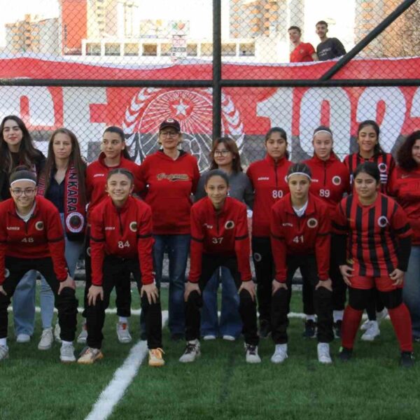 Gençlerbirliği kız takımı ve taraftarlar 'Kadınlara Eşitlik' pankartıyla fotoğraf çektiriyor-10
