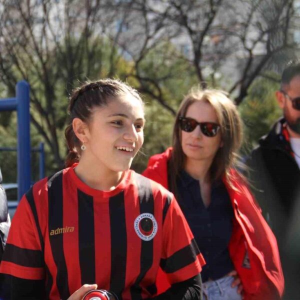Gençlerbirliği kız takımı ve taraftarlar 'Kadınlara Eşitlik' pankartıyla fotoğraf çektiriyor-12