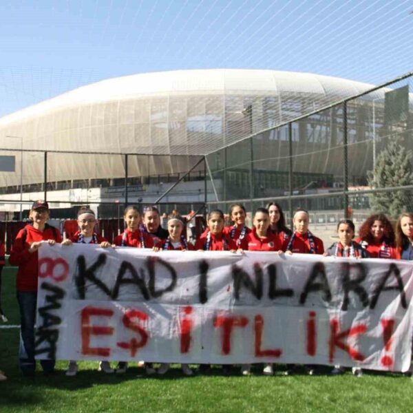 Gençlerbirliği kız takımı ve taraftarlar 'Kadınlara Eşitlik' pankartıyla fotoğraf çektiriyor-14