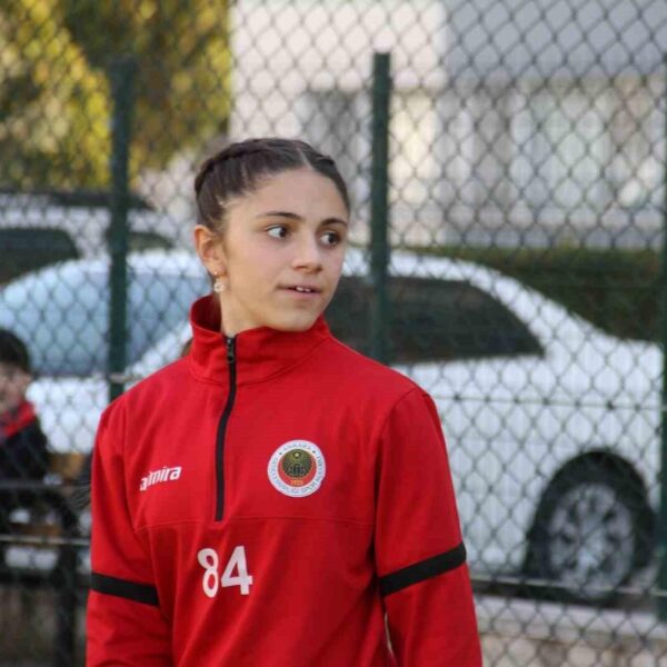 Gençlerbirliği kız takımı ve taraftarlar 'Kadınlara Eşitlik' pankartıyla fotoğraf çektiriyor-4