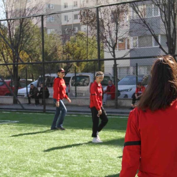 Gençlerbirliği kız takımı ve taraftarlar 'Kadınlara Eşitlik' pankartıyla fotoğraf çektiriyor-8