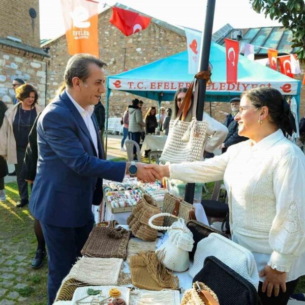 Geri dönüştürülmüş malzemelerden yapılan çantalar ve aksesuarlar.-2