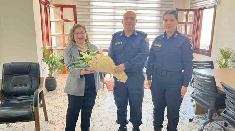 Germencik Jandarma Ekipleri Kaymakam Sultan Doğru'ya 8 Mart'ta Çiçek Takdim Etti 1
