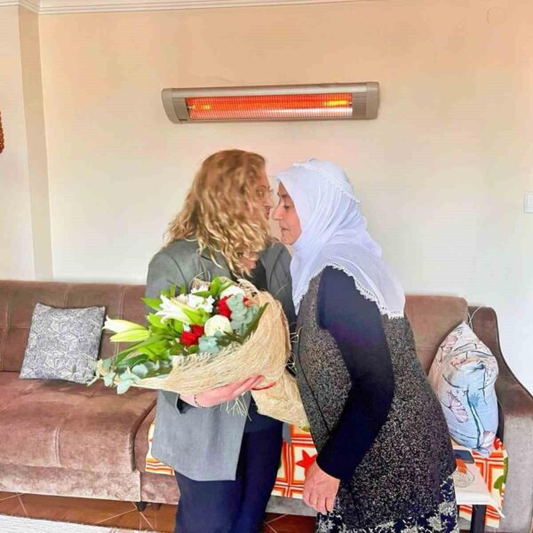 Germencik Kaymakamı'nın şehit annesini ziyaret ettiği an-2