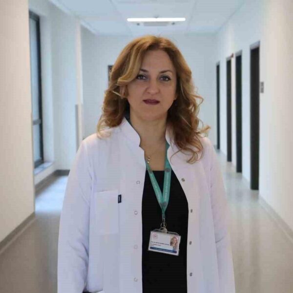 Glokom hakkında bilgi veren bir göz doktoru-1