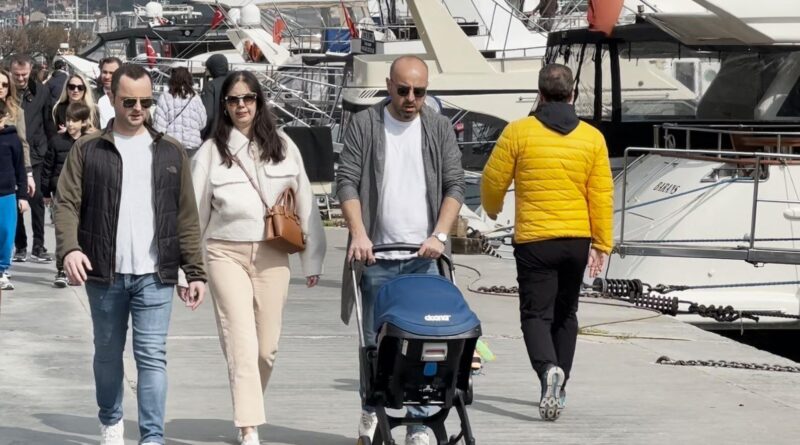 Güneşli havayı fırsat bilen vatandaşlar bayramın ilk gününde Bebek Sahili’ne akın etti 1