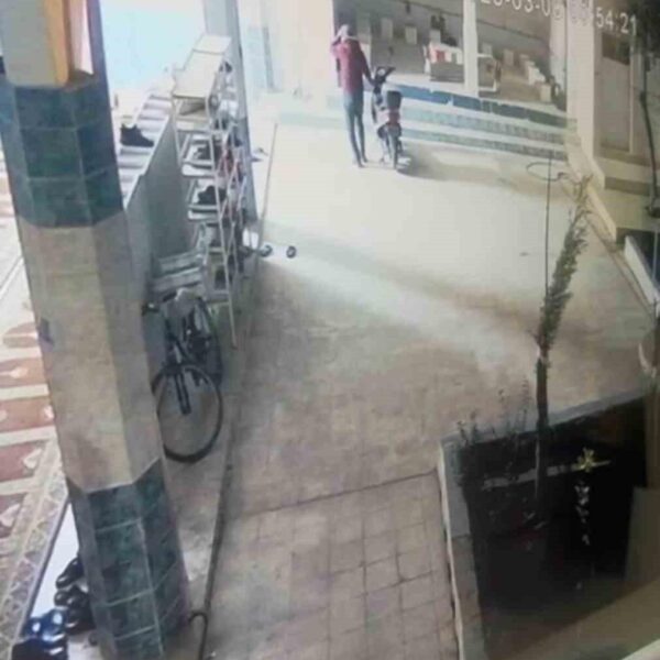 Güvenlik kamerasına yansıyan motosiklet hırsızlığı