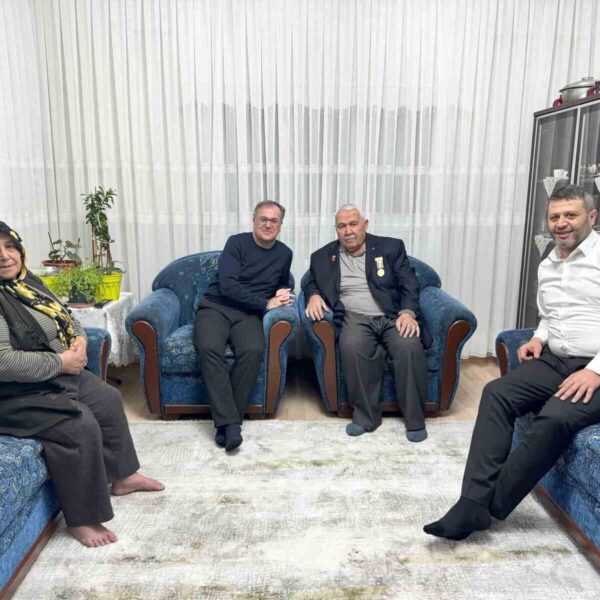 Hacılar Belediye Başkanı Bilal Özdoğan bir vatandaşla Ramazan iftarında-1