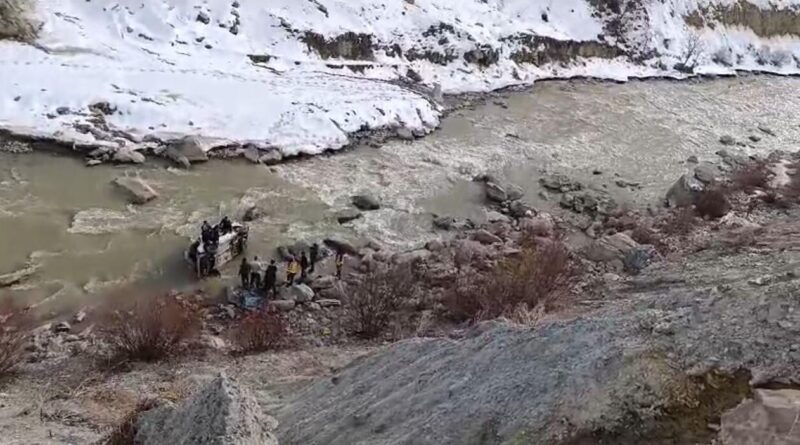 Hakkari-Van Karayolu'nda Trafik Kazası: Sürücü Zap Suyu'na Uçarak Hayatını Kaybetti 1