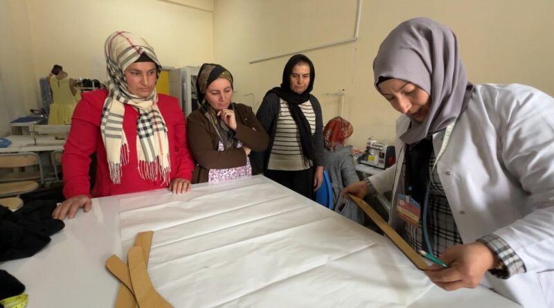 Hakkari Yüksekova'da ADEM Kursiyerleri Geri Dönüşümle Elbiseler Üretiyor 8