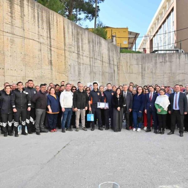 Hastane personeli yangın söndürme tüplerini kullanarak tatbikat yapıyor-2