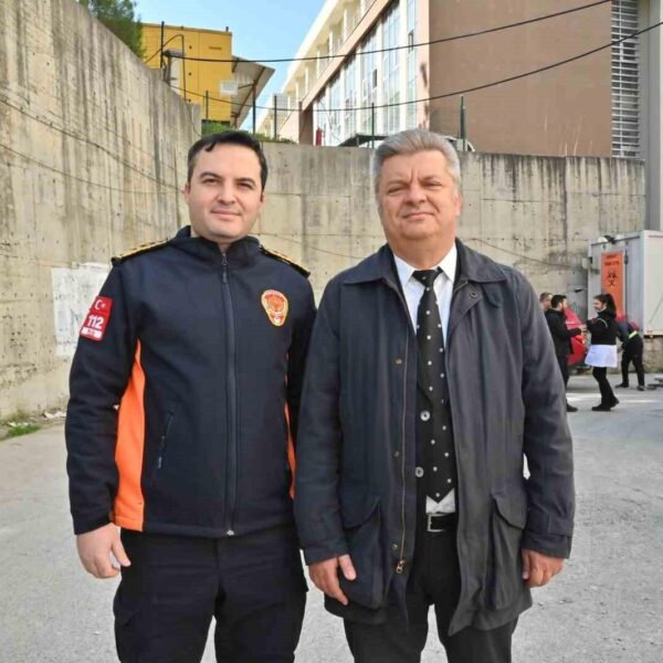 Hastane personeli yangın söndürme tüplerini kullanarak tatbikat yapıyor-4