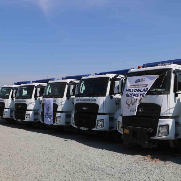 Hatay Belediye Başkanı Mehmet Öntürk araçların tanıtımda-6