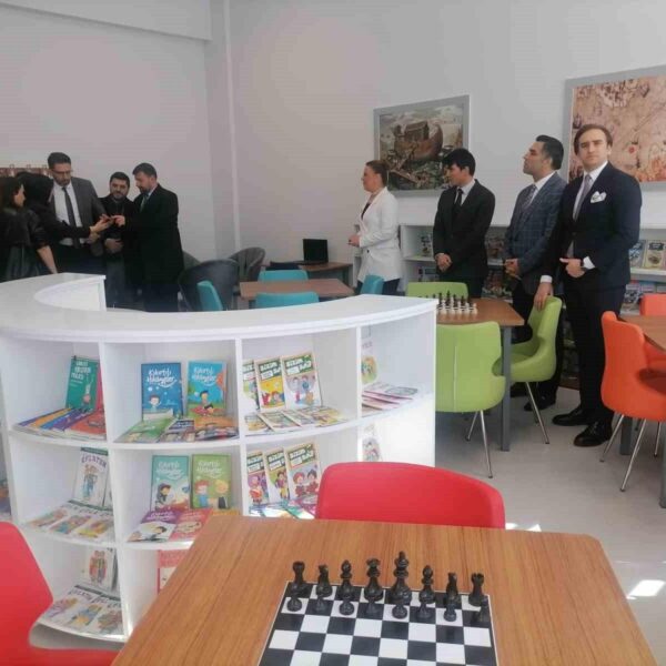 Hınıs'ta Atatürk İlkokulu'nda yeni kütüphane açılışı-3
