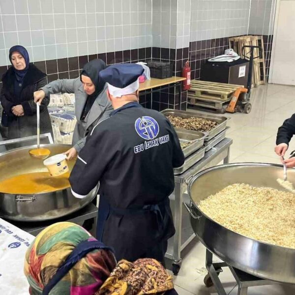 İhtiyaç sahibi aileler iftar yemeği yer alıyor.-2