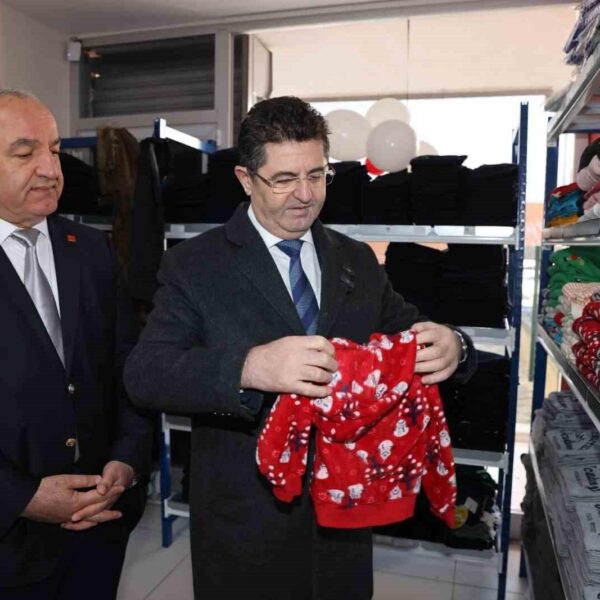 İhtiyaç sahipleri sosyal marketten alışveriş yapıyor-3