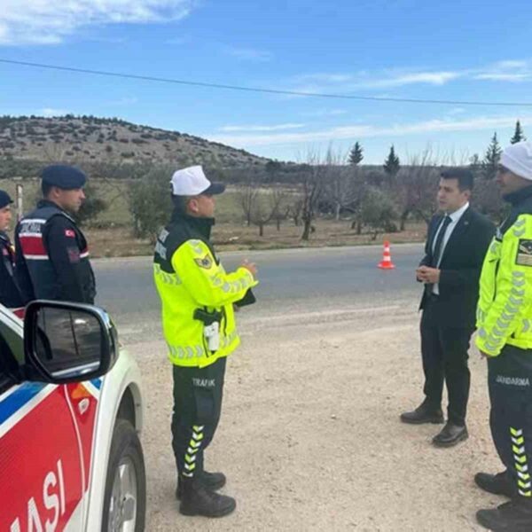 İlçe Kaymakamı İsa Uğur'un trafik kontrol noktasını ziyaret etmesi