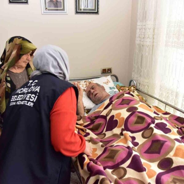 İncirliova Belediye Başkanı Aytekin Kaya hasta yatağını Fatma Sarı'ya teslim ediyor.-1