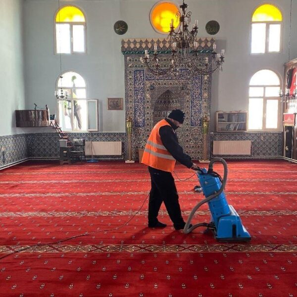İnönü Belediyesi ekiplerinin cami temizliği yaptığı görüntü-1