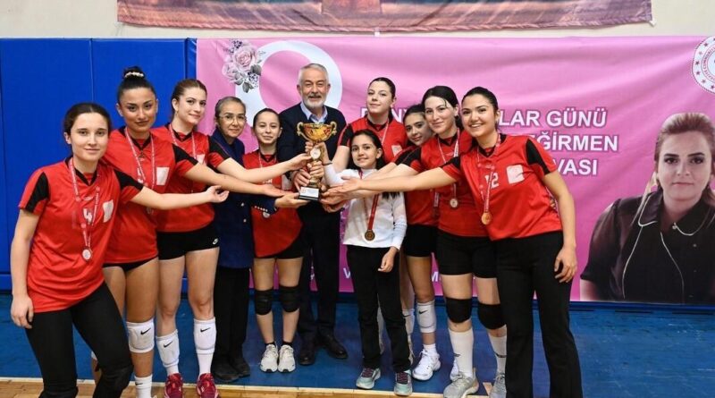 Isparta'da Mürüvvet Başdeğirmen Voleybol Turnuvası Parla Takımı Şampiyonlukla Sonlandı 7
