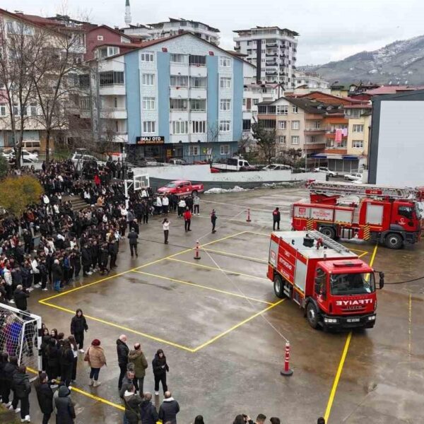 İtfaiye ekiplerinin öğrencilere ilkyardım eğitimi vermesi-3