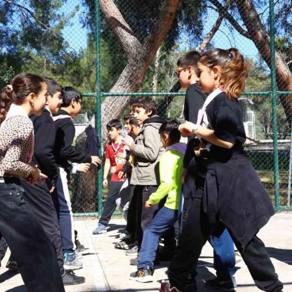 İzci adayları kamp ateşi etrafında toplanmış-2