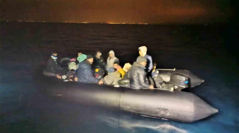 İzmir açıklarında 24 düzensiz göçmen yakalandı 1