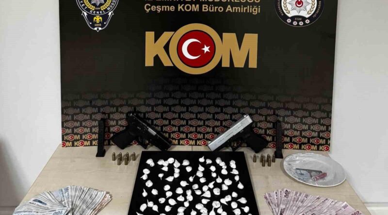 İzmir Çeşme'de Kötüye Kullanılan Evin İçinde Kokain ve Silahlar Ele Getirildi 1