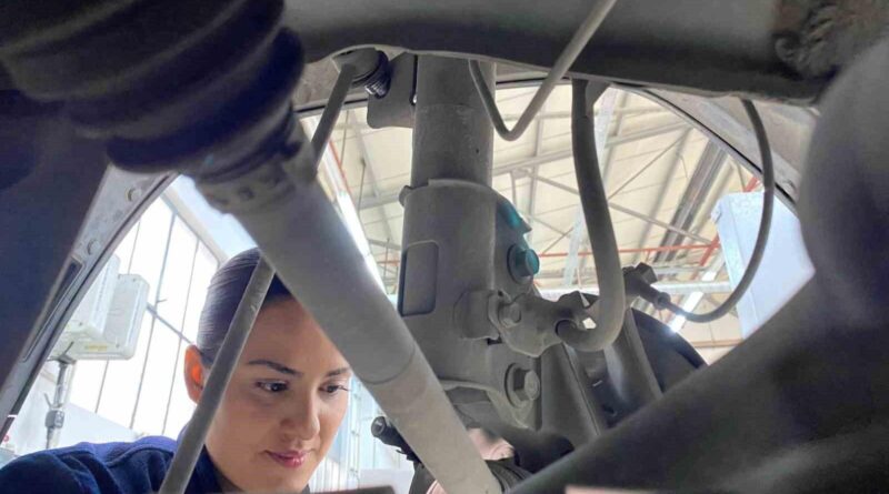İzmir'de 3 Üniversite Mezunu Meryem Garip Oto Tamircisi Oldu 7