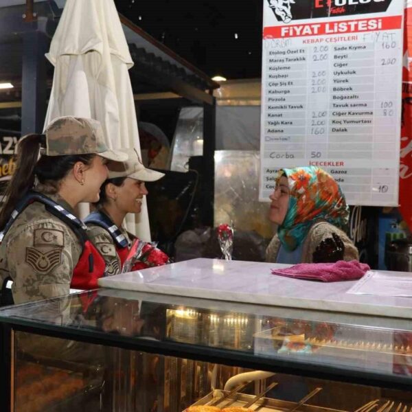Jandarma ekipleri kadınlarla birlikte-5