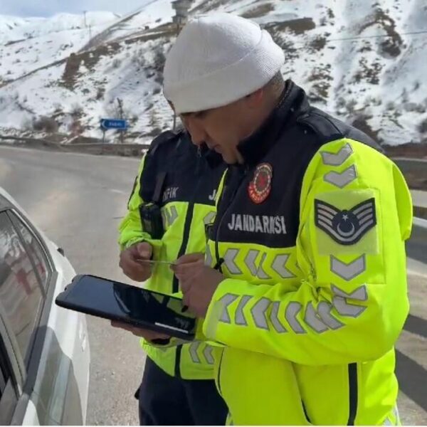 Jandarma ekipleri minibüs yolcularına trafik kurallarıyla ilgili bilgilendirme yapıyor.-2