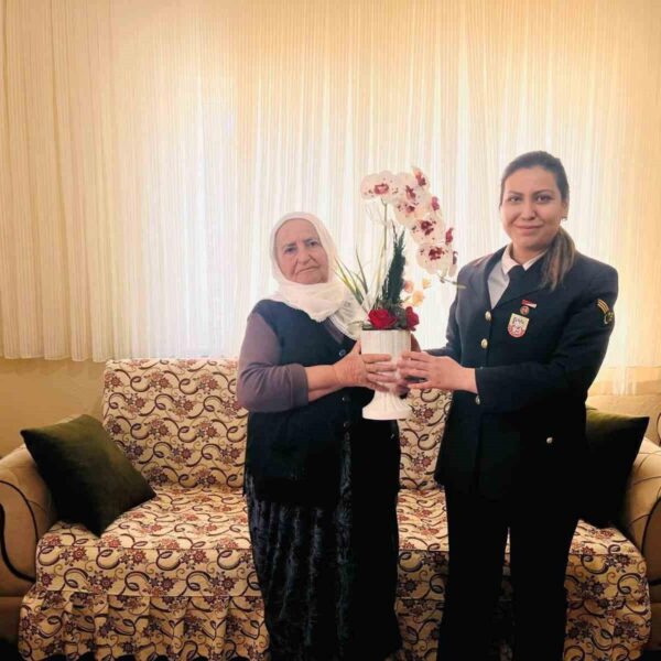 Jandarma personeli şehit annesini ziyaret ediyor