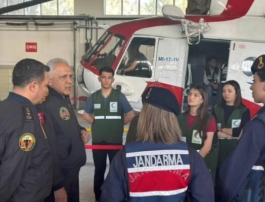 Jandarma personeli ve Yeşilay gönüllü üniversite öğrencileri-1